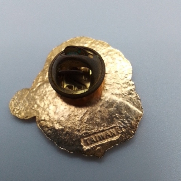 Santa Claus Enamel Pin - Picture 2 of 2